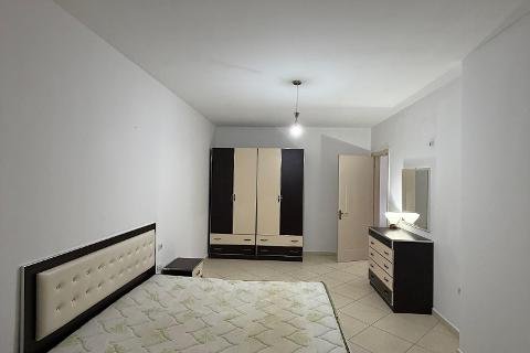 Jepet hyrje 2+1 e mobiluar astir